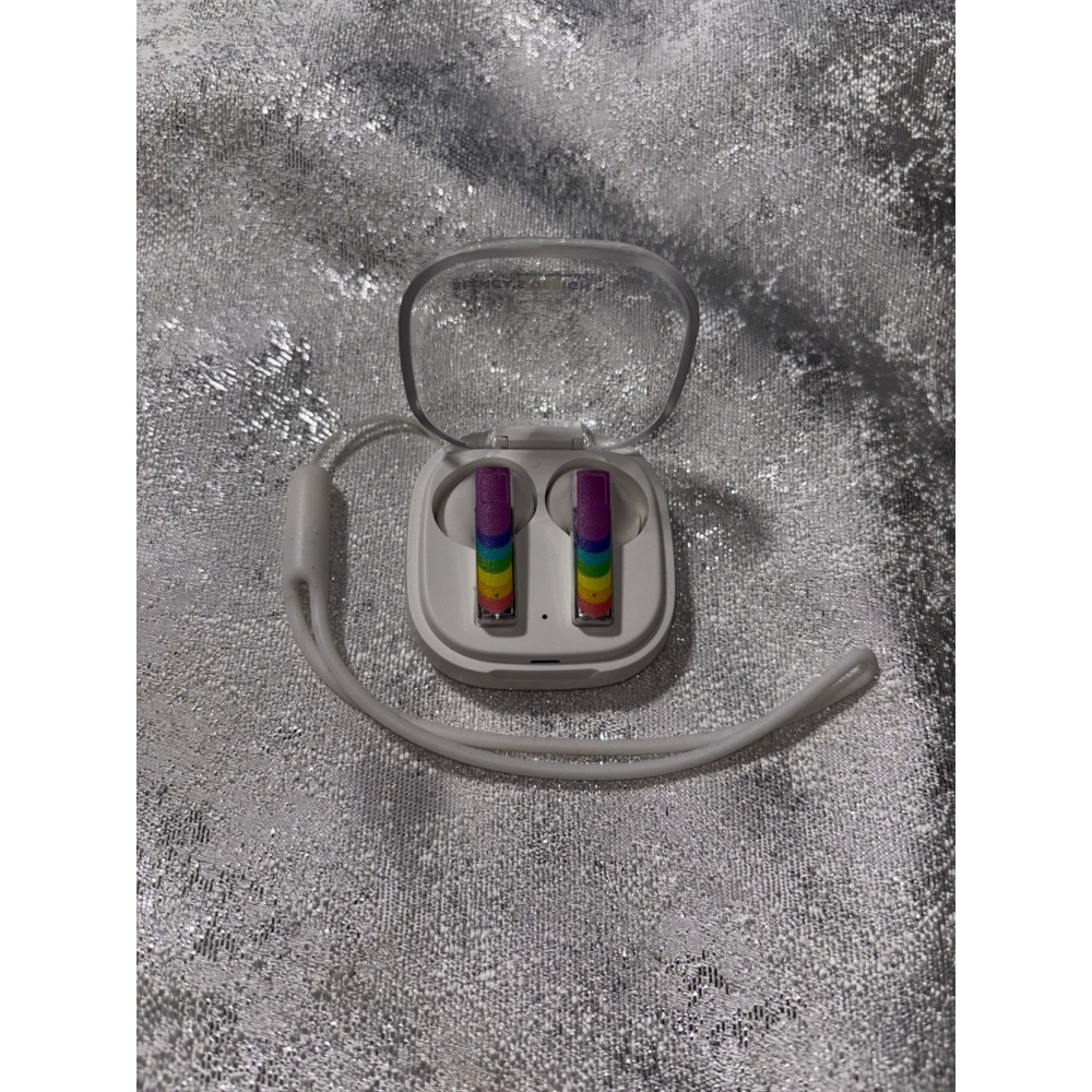 AirPods - Picture 3 of 5